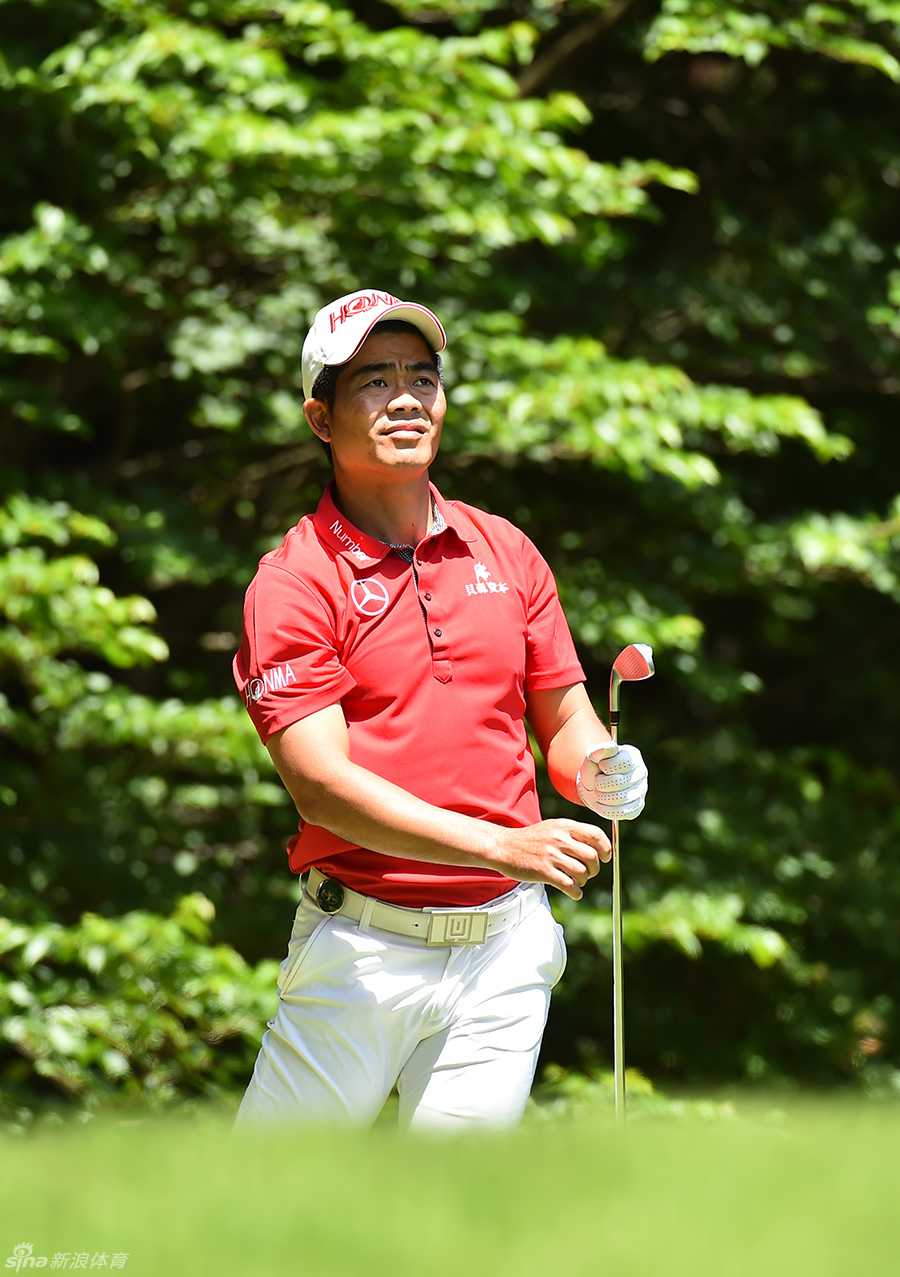 日本老将宫本勝昌完成挥杆后的收杆瞬间，动作优雅而稳定，展现了一名经验丰富球员的扎实功底与沉着气质。