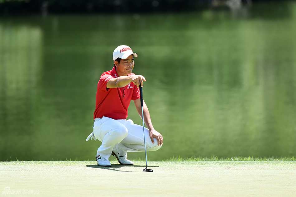 梁文冲在果岭上进行关键推杆，他身形稳定，目光如炬，全神贯注于小白球与球洞之间那条看不见的决胜线路。