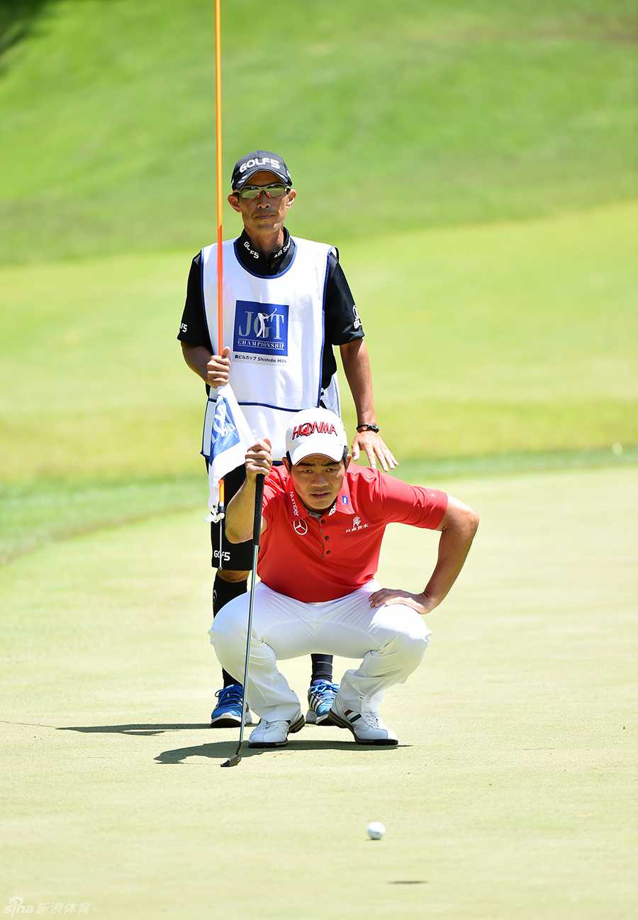 同组球员在比赛中展现放松一刻，气氛活跃，与紧张激烈的比赛进程形成了有趣的对比与调剂。