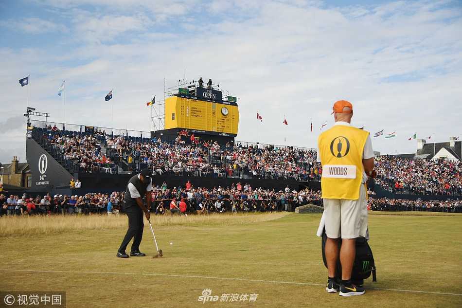 猛虎苏醒第三轮六鸟争冠 卡诺斯蒂见证王者归来 小鸟推成功后伍兹紧握拳头庆祝,脸上绽放出标志性的霸气笑容,激情四射。