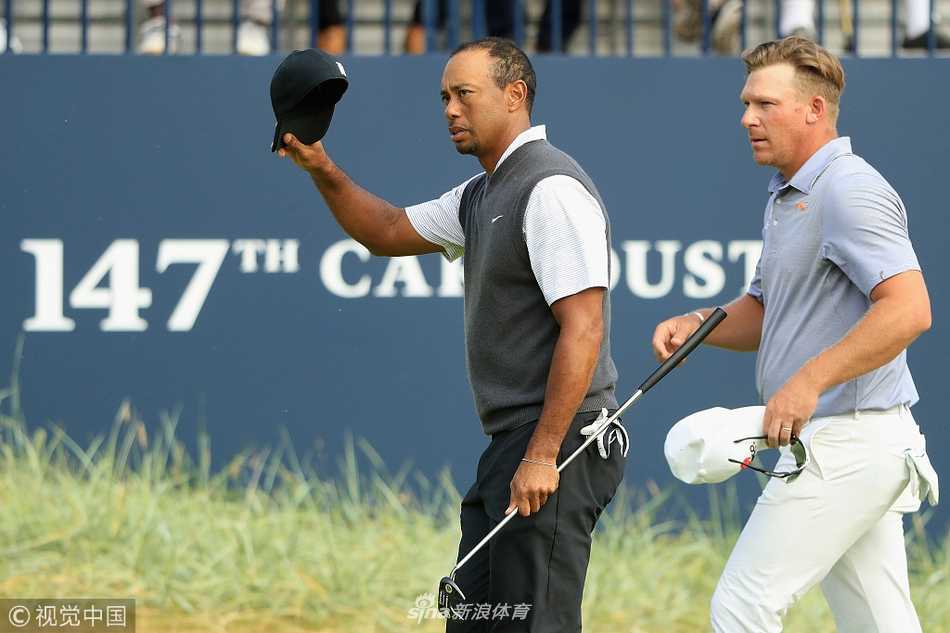 猛虎苏醒第三轮六鸟争冠 卡诺斯蒂见证王者归来 老虎伍兹在全神贯注地推击,身体姿态稳定如山,周围观众鸦雀无声。