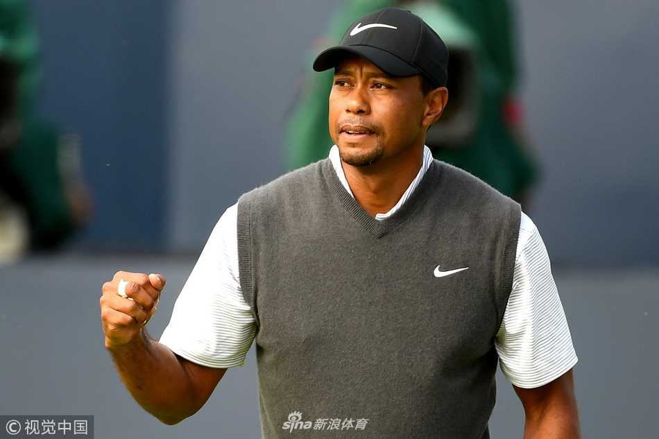 猛虎苏醒第三轮六鸟争冠 卡诺斯蒂见证王者归来 伍兹在果岭边凝神观察推杆线路,侧影专注而沉静,尽显大师风范。