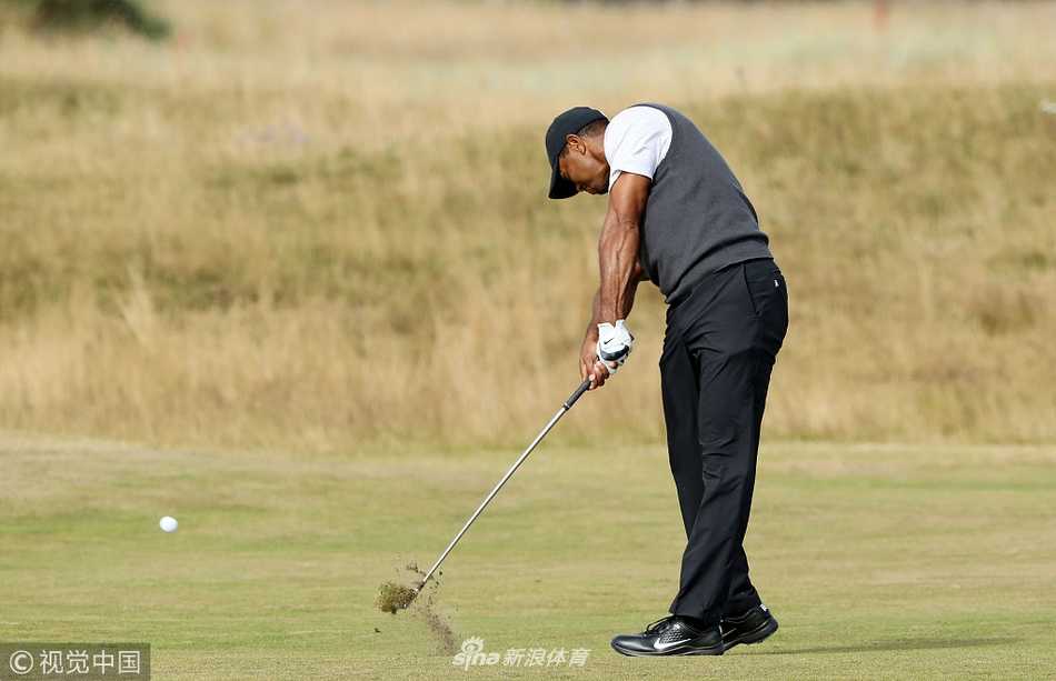 猛虎苏醒第三轮六鸟争冠 卡诺斯蒂见证王者归来 夕阳下伍兹与球童走向下一洞,长长的影子落在球道上,画面充满故事感。