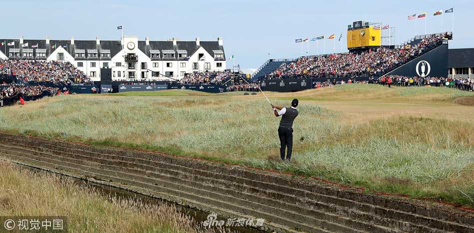 猛虎苏醒第三轮六鸟争冠 卡诺斯蒂见证王者归来 宽阔的卡诺斯蒂林克斯球场全景,绿茵与沙坑交错,人群沿着球道汇聚成河。