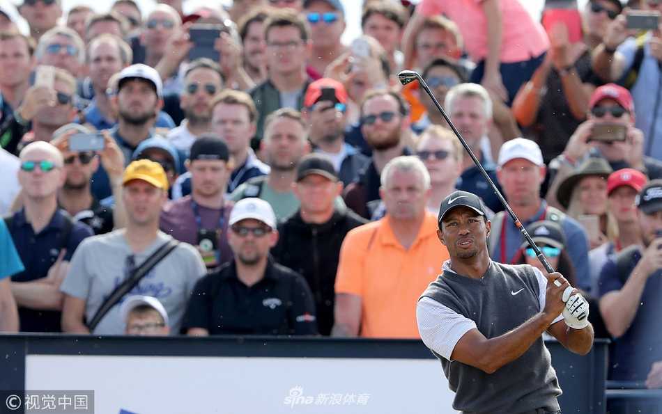 猛虎苏醒第三轮六鸟争冠 卡诺斯蒂见证王者归来 伍兹在沙坑中救球,沙粒飞扬间展现精湛的短杆技术,困境中寻找机会。