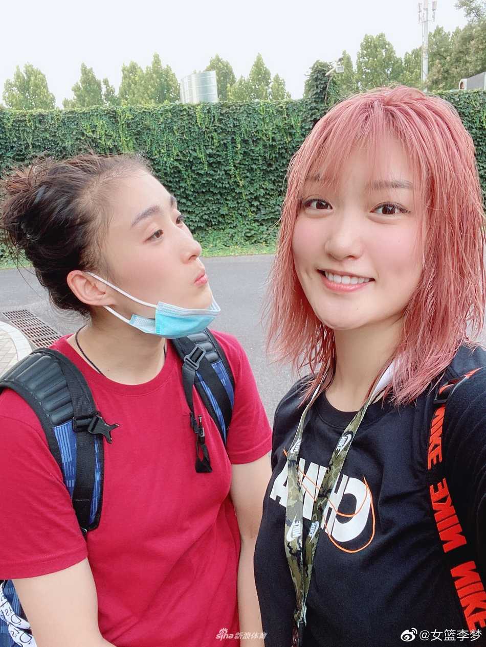 李梦对着镜头俏皮地展示她新染的梦幻发色，笑容比夏日的阳光还要灿烂