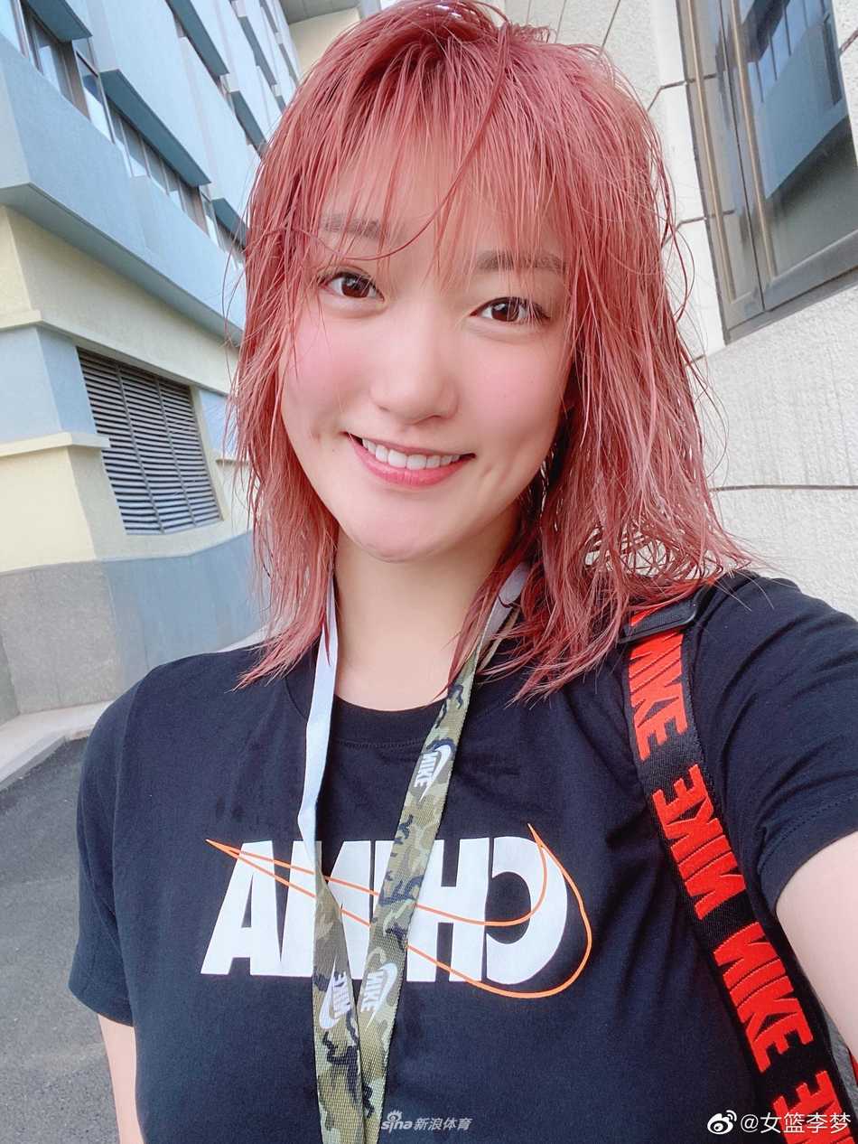 李梦双手托腮，眼神灵动，梦幻的发色衬托出她精致的五官，像一幅美丽的画报