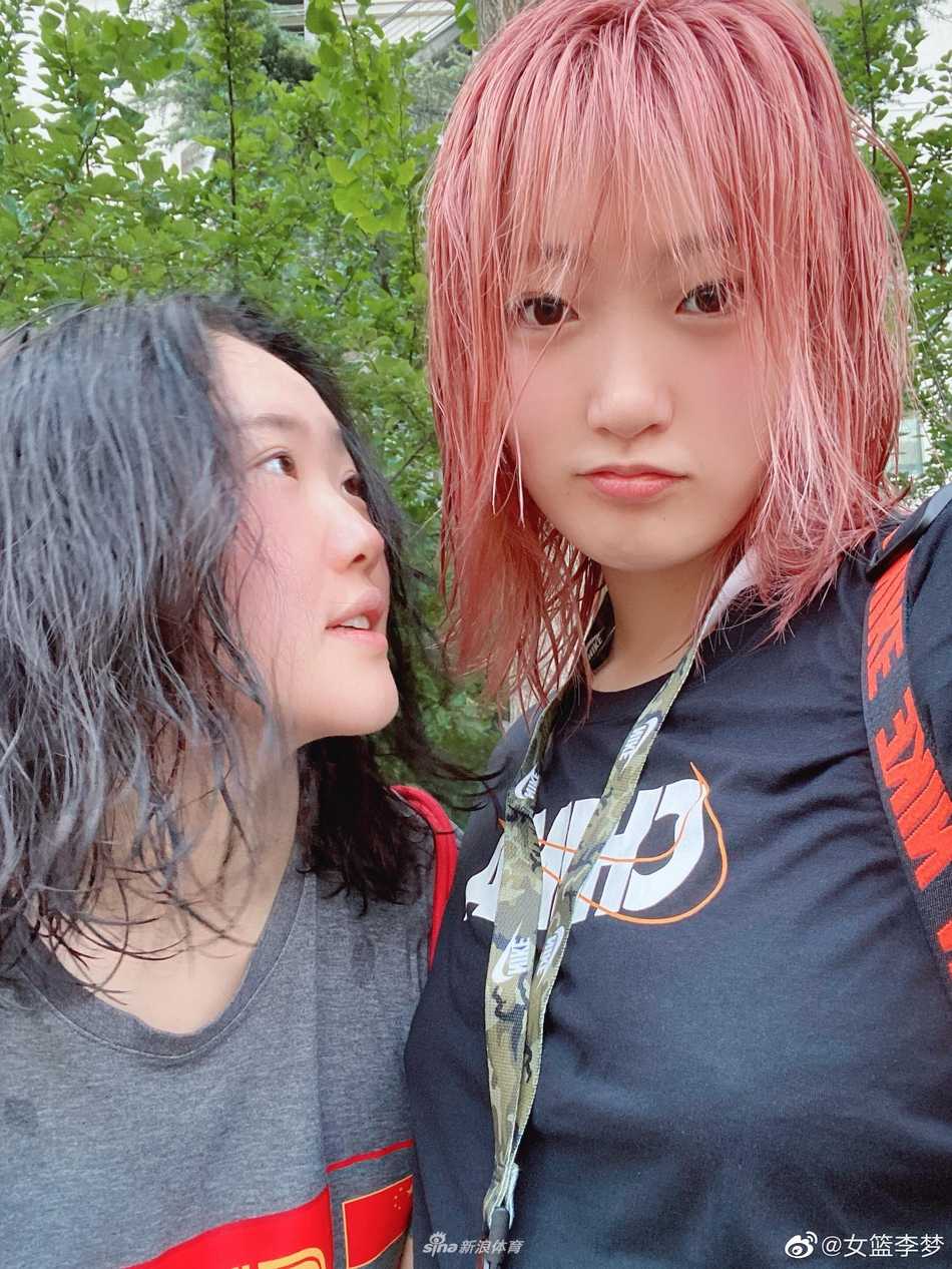 镜头捕捉到李梦不经意间的微笑，梦幻发色下的她眼神清澈，流露出不同于球场上的温柔