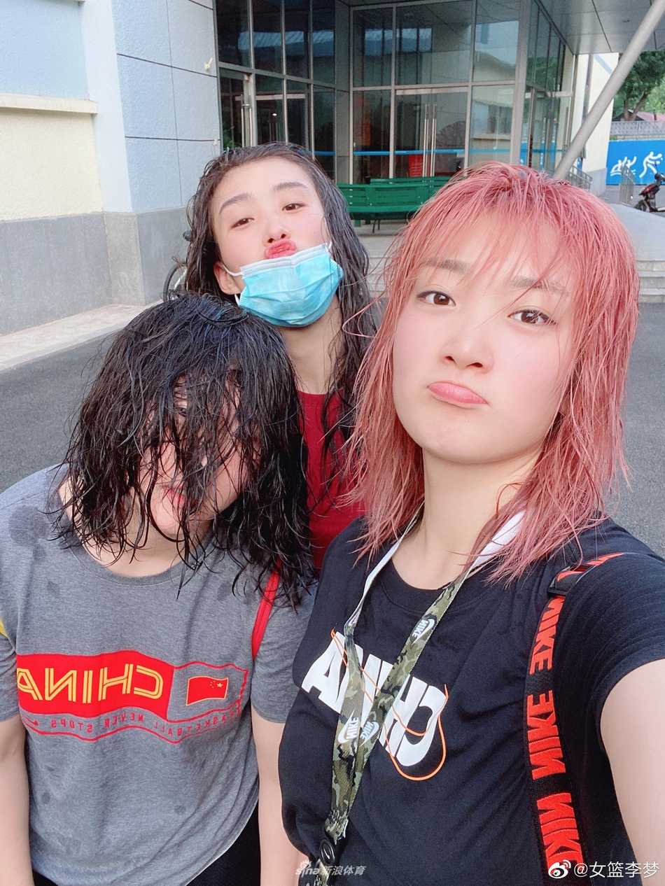 李梦随意地拨弄着新染的秀发，举手投足间充满了青春活力，自信的魅力呼之欲出