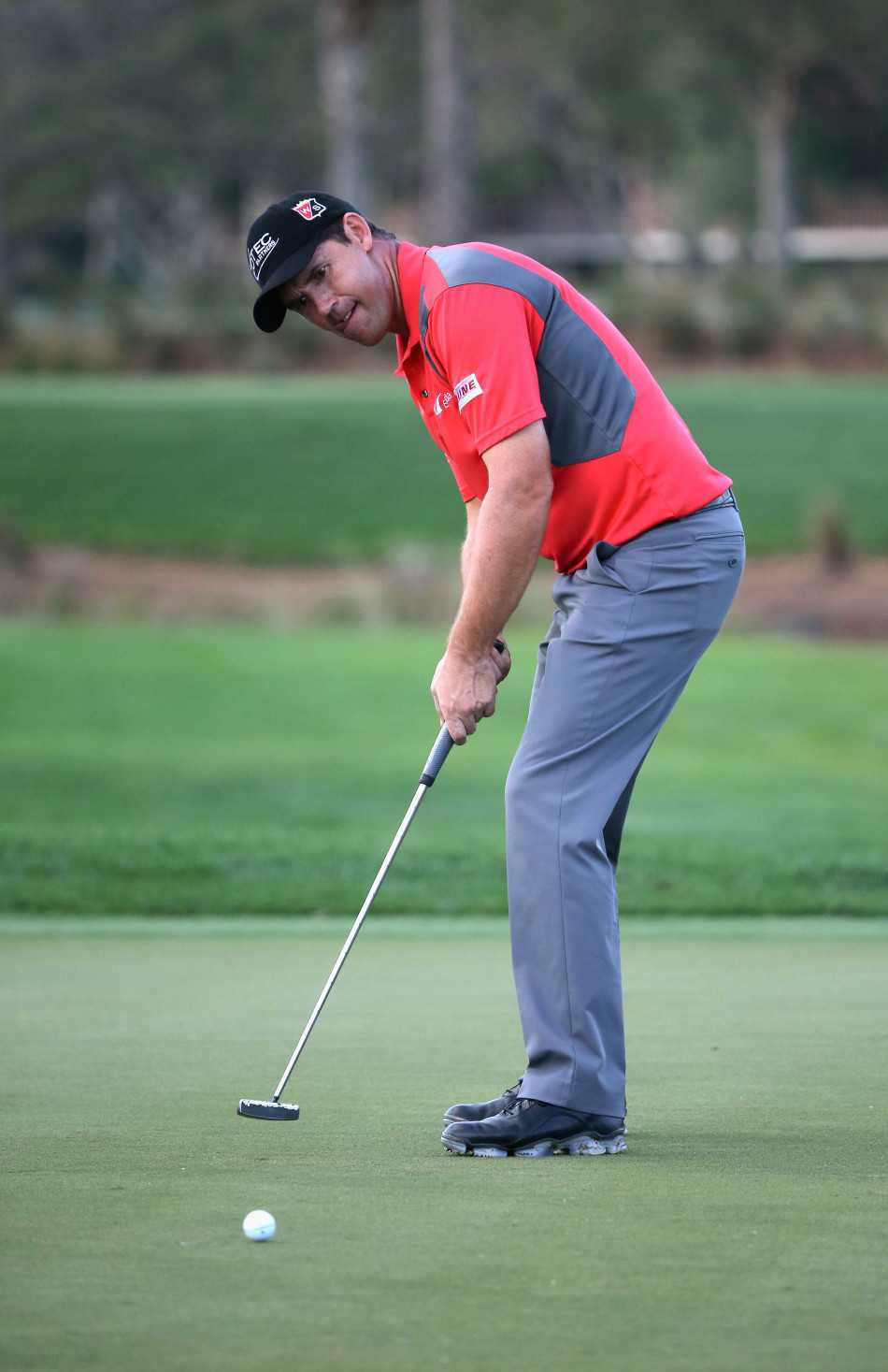 哈灵顿屏息凝神，全神贯注于决定胜负的精准推杆，球杆与命运的轨迹在此刻合二为一