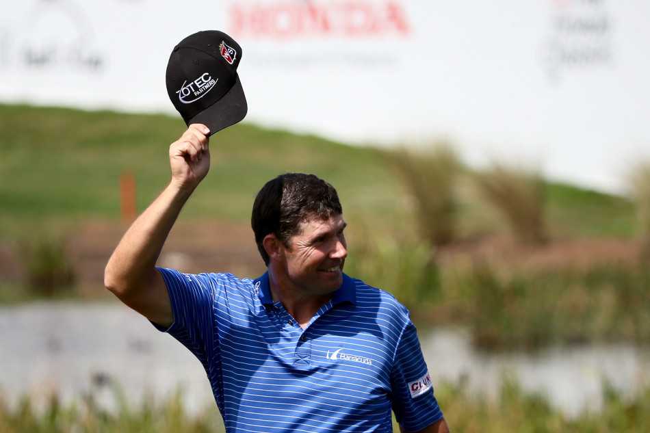 哈灵顿与嘉宾并肩而立，于冠军奖杯旁留下珍贵合影，荣耀时刻因分享而倍加圆满