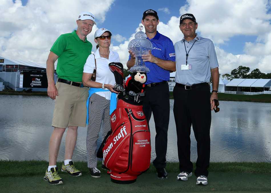 米克尔森俯身研判关键推杆路线，果岭之上成败毫厘之间，专注侧影写满竞技体育的残酷与魅力