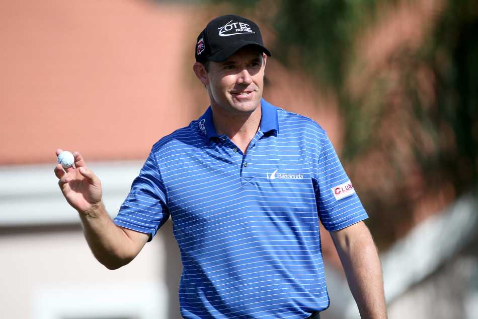 看台上万千球迷目光聚焦赛场，交织的期待与紧张凝聚成高尔夫运动最动人的情感画卷