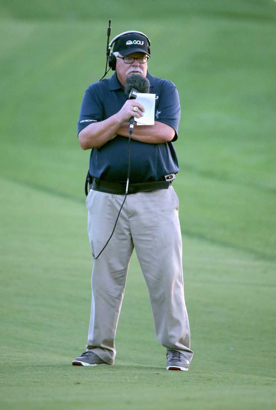 哈灵顿张开双臂与团队欢庆胜利，激情呐喊释放所有压力，身后是共同奋斗的挚友