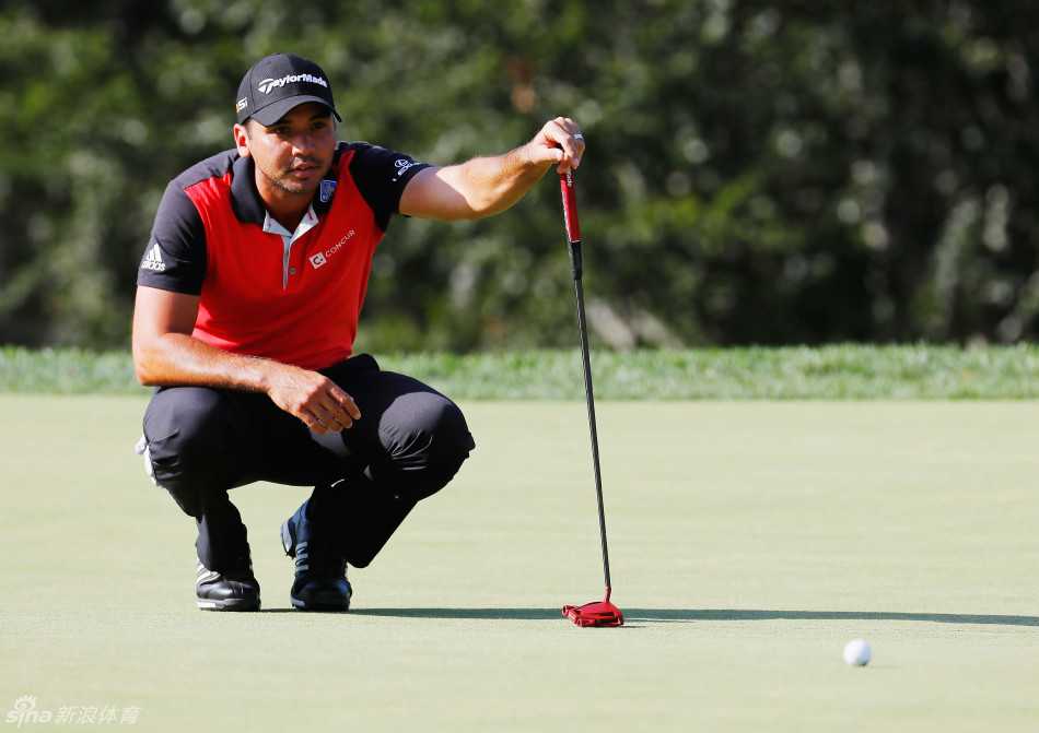 亚当·斯科特在果岭上俯身仔细查看草纹走向，推杆手感火热的他脸上带着自信的微笑，刚刚推进关键长推的喜悦仍未褪去。