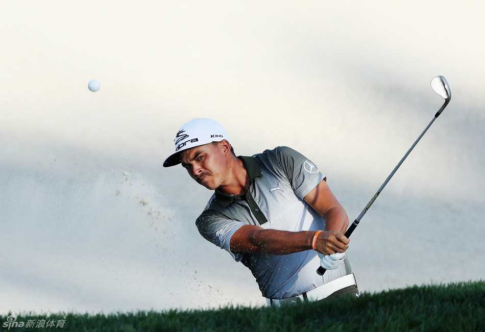 里奇·福勒在贝斯佩奇黑色球场第十八洞果岭边冷静观察推杆线路，标志性的鸭舌帽下眼神专注，手握领先优势的他正为终结冠军荒做最后冲刺。