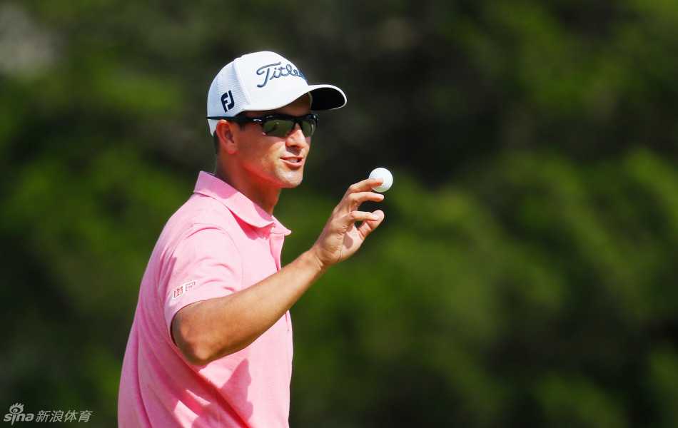 菲尔·米克尔森向观众席热情地竖起大拇指，脸上洋溢着标志性的亲切笑容，这位高坛常青树总能与球迷产生美妙的互动。