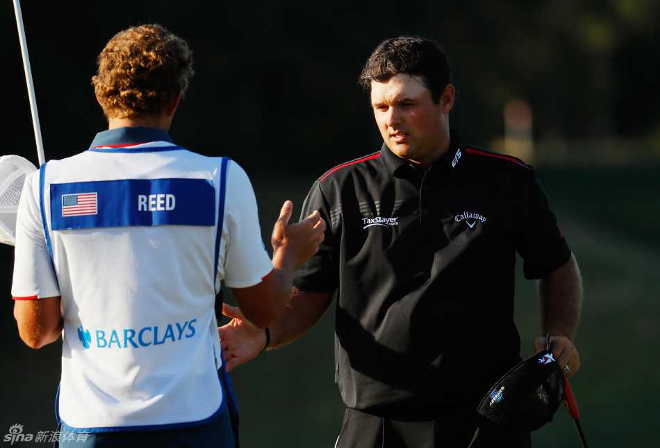 帕特里克·瑞德与球童在成功抓鸟后兴奋击掌庆祝，两人笑容灿烂，默契的配合与相互信任是他们在高压比赛中稳步前进的基石。