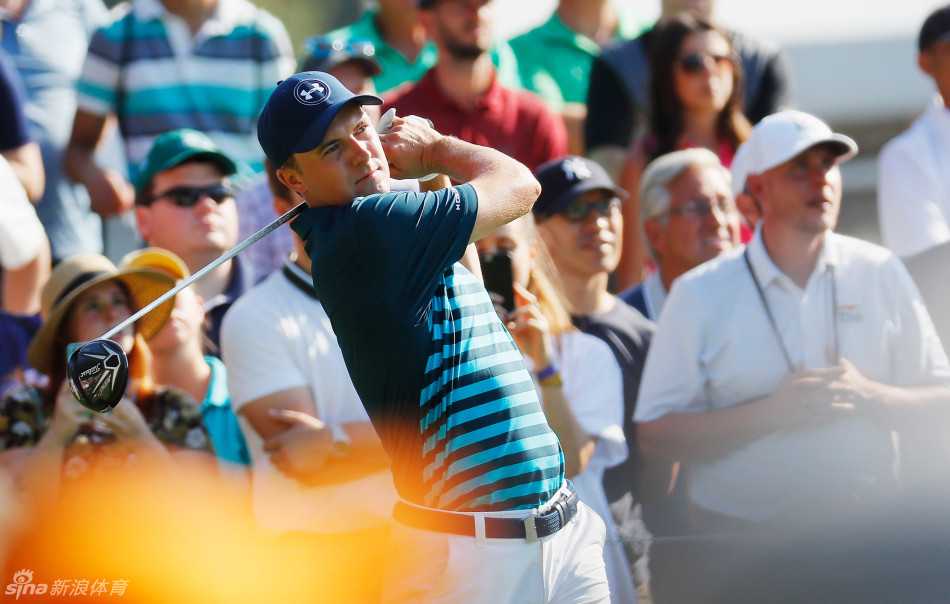 乔丹·斯皮思在发球台上全神贯注地挥出一号木，身体姿态充满力量感，试图在艰难的贝斯佩奇球场找到急需的精准开球。