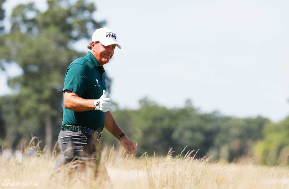 亚当·斯科特迎来完美一轮后向观众致意，他优雅地挥动帽檐，享受着全场观众的掌声，65杆的佳绩让他重新回到了冠军争夺者的中心位置。