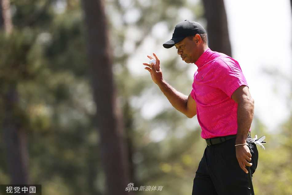 王者归来虎啸奥古斯塔五百零八日涅槃路 泰格·伍兹身着粉色球衫于奥古斯塔开球,神情专注,身后是屏息期待的万千观众。