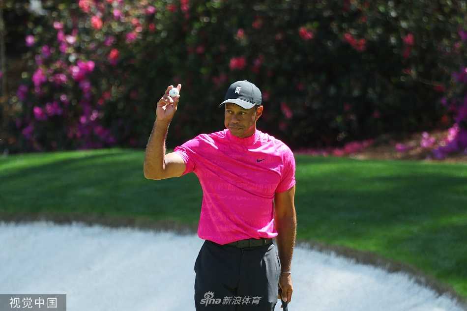 王者归来虎啸奥古斯塔五百零八日涅槃路 第十六洞小鸟推入洞瞬间,伍兹紧握拳头激情庆祝,身后是沸腾的奥古斯塔观众席。