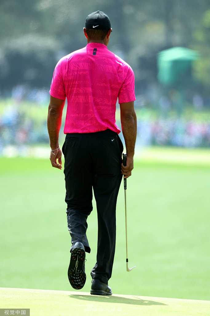 王者归来虎啸奥古斯塔五百零八日涅槃路 新闻发布会上的伍兹面向媒体,神态从容坚定,眼神中透露出历经磨难后的淡然与决心。