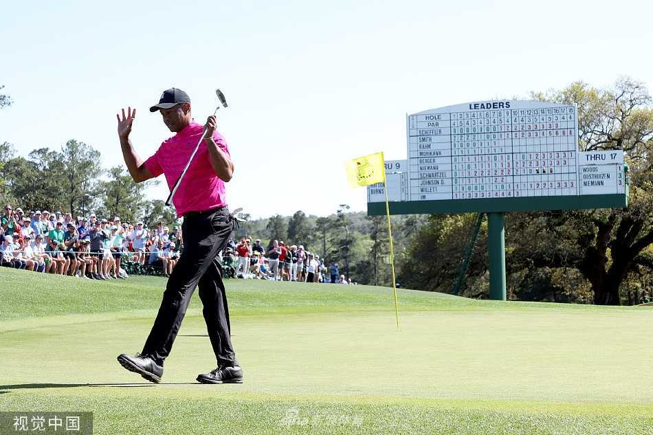王者归来虎啸奥古斯塔五百零八日涅槃路 伍兹在练习果岭进行赛前准备,表情平静而专注,身旁堆满了用于缓解疼痛的冰袋。