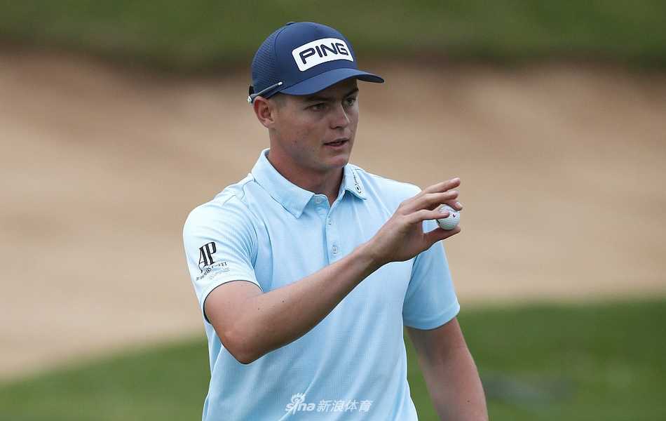 威力考-尼纳伯大力挥杆瞬间，身体舒展充满力量感