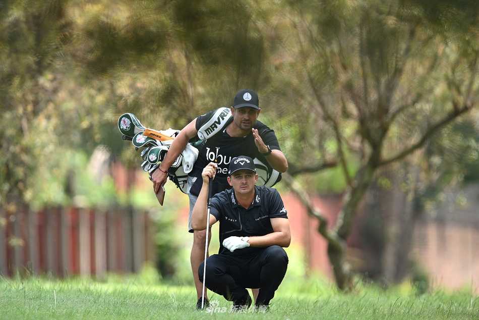 克里斯蒂安·伯泽伊登霍特专注观察果岭线路，神情严肃