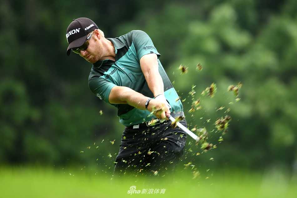 南非球手雅克-布洛乌全神贯注推杆，眼神锐利如鹰隼