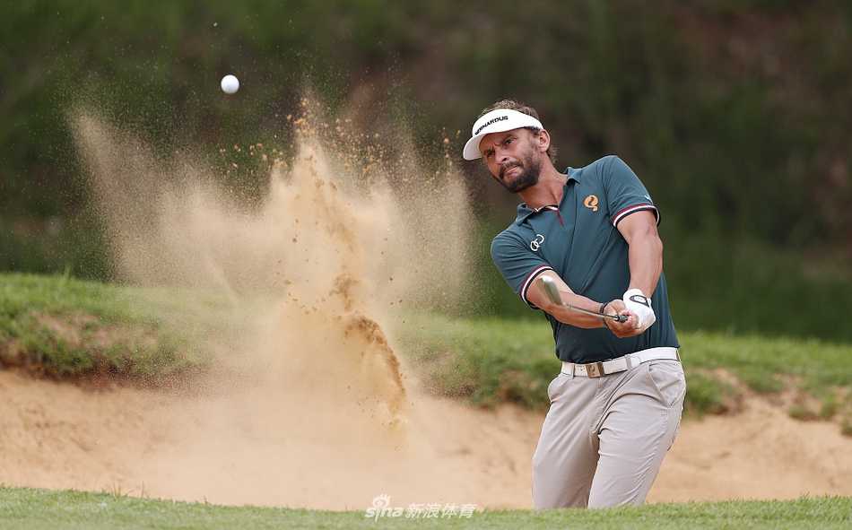 朱思特-卢腾在长草中冷静救球，展现卓越手感