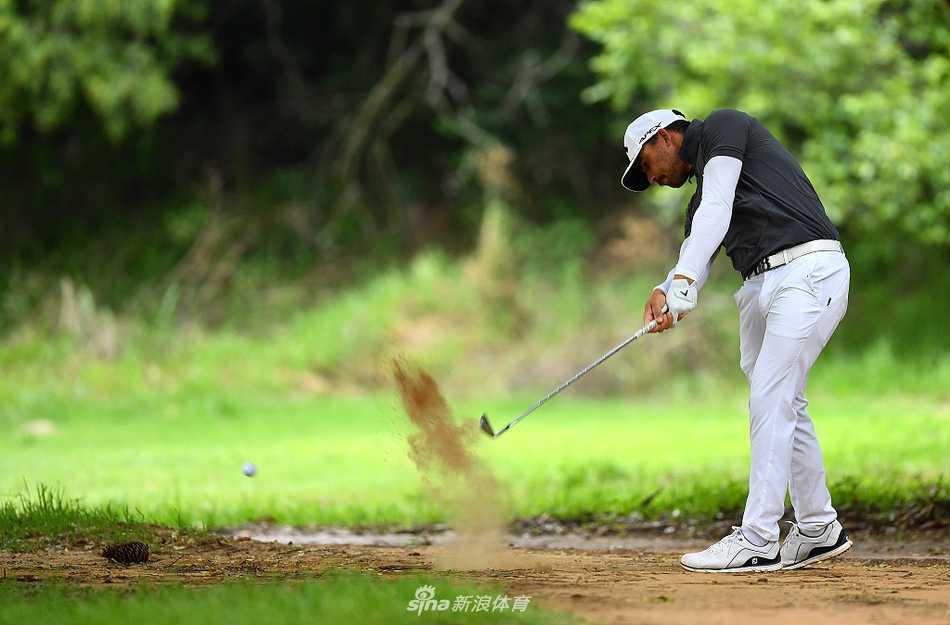 海顿·波蒂厄斯果岭边优雅切杆，小球划过完美弧线