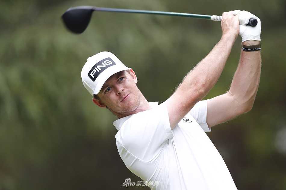 布兰登-斯通收杆姿态优雅凝望球路，背景是壮丽球场