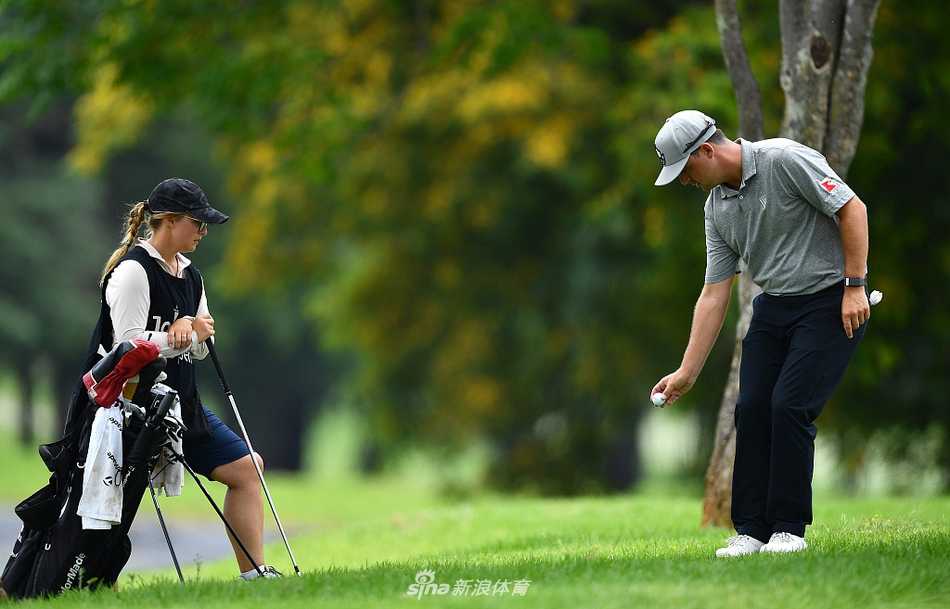 加拿大选手亚伦-科克里林在黄昏光线下准备击球