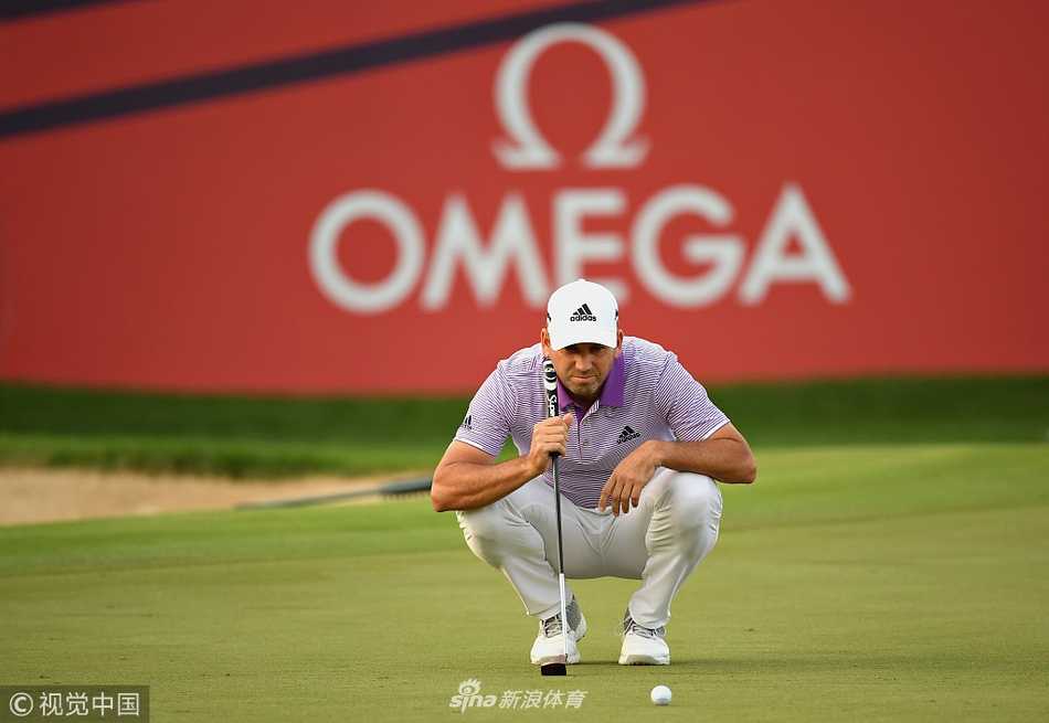 夕阳余晖洒在赛场，一位球员在金色的光影中完成潇洒的收杆动作，构成一幅充满力量与美感的运动剪影。