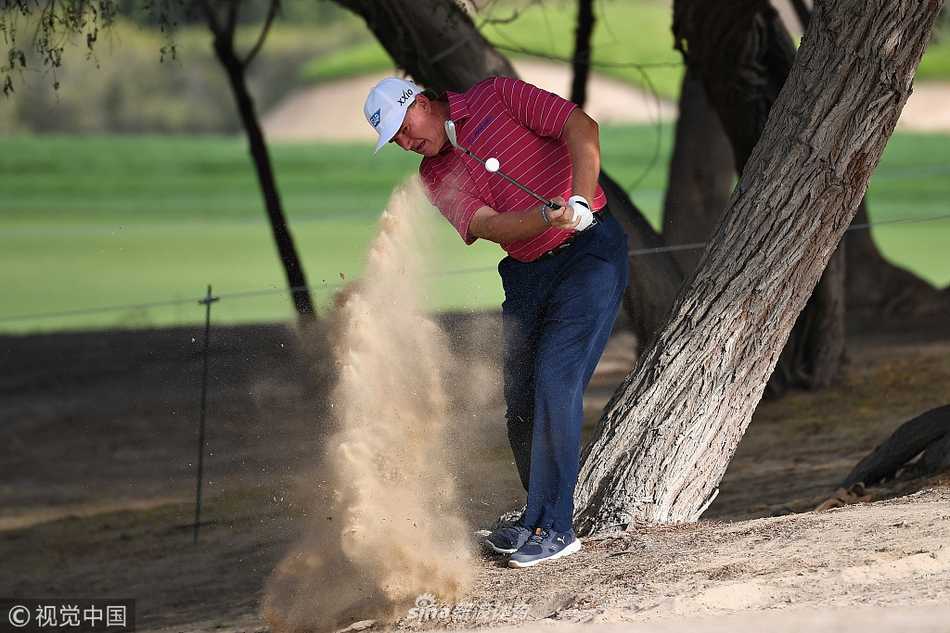 球手在广阔无垠的沙漠与蓝天背景下全神贯注地推击，展现了高尔夫运动在极端自然环境中独特的宁静与专注力。