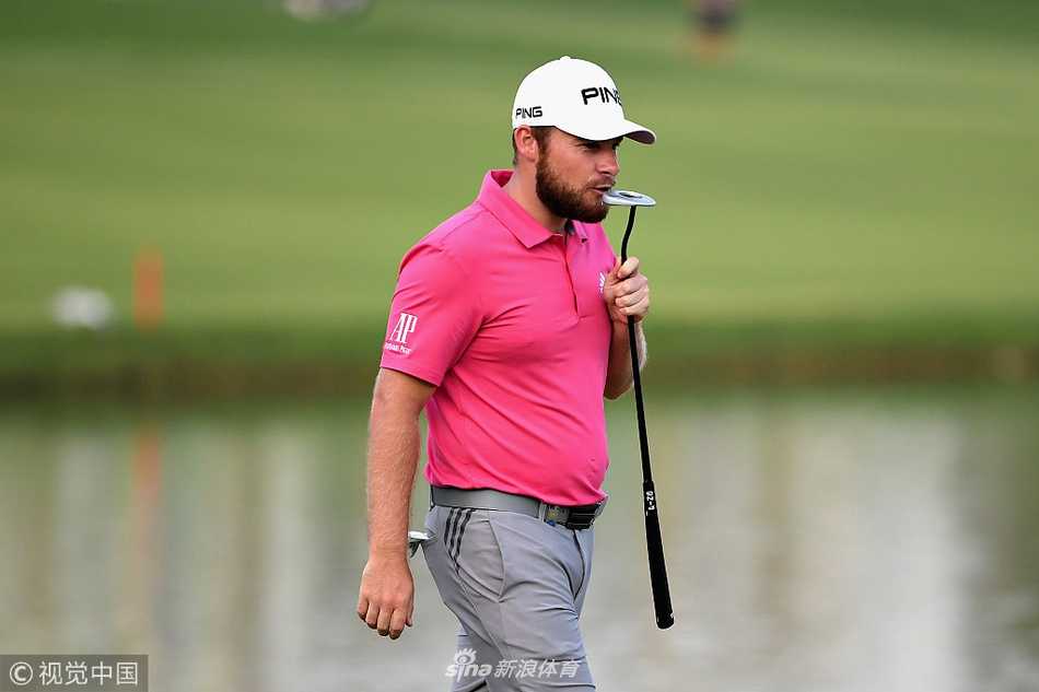 赛场上空飘扬着多国旗帜，象征着这场欧巡赛事的国际性，也预示着来自世界各地的顶尖高手将在此一决高下。