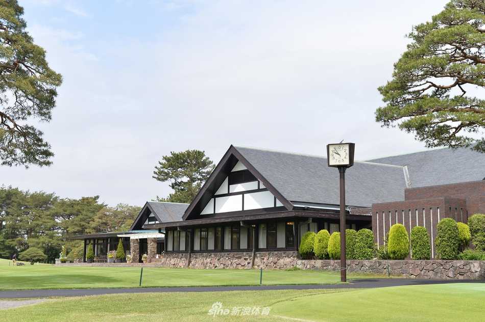 球场巡礼:日本茨城高尔夫俱乐部,大满贯的荣耀殿堂 夕阳西下,茨城高尔夫俱乐部东球场的广阔球道与挺拔松树构成一幅宁静而壮美的画卷,宛如等待英雄挑战的自然迷宫。