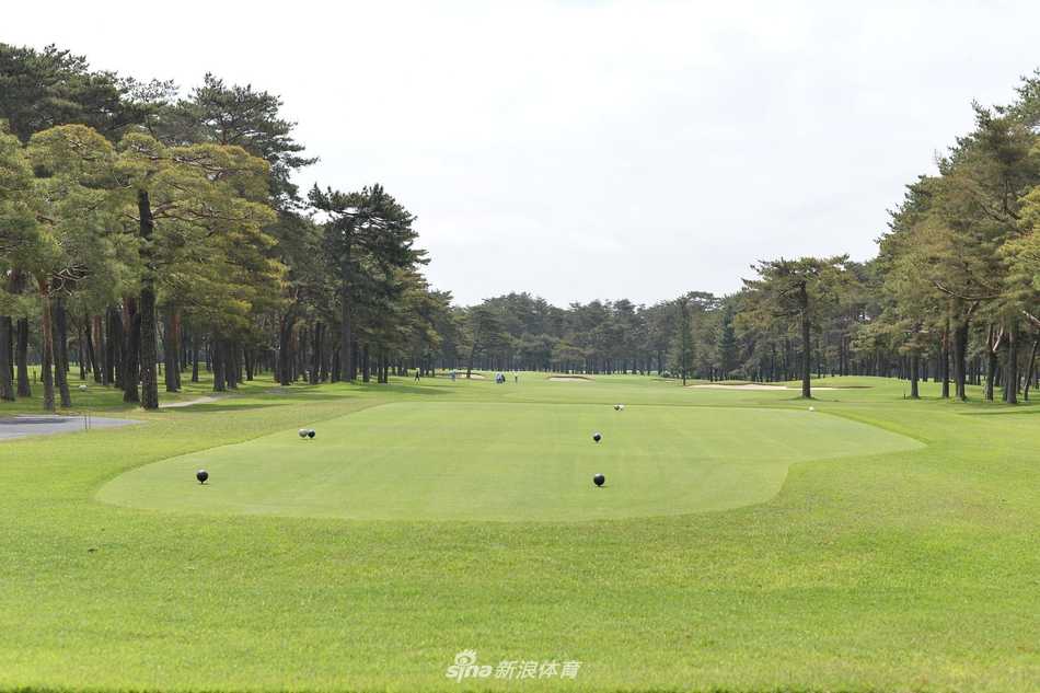 球场巡礼:日本茨城高尔夫俱乐部,大满贯的荣耀殿堂 造型独特、起伏多变的双果岭特写,其上的暗线是对球员推杆阅读能力的终极测验,是大满贯赛场难度的重要组成部分。