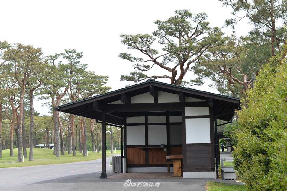 球场巡礼:日本茨城高尔夫俱乐部,大满贯的荣耀殿堂 一条蜿蜒的沙坑如同金色丝带镶嵌在翠绿球道边缘,守护着远方的果岭,展示了球场设计中无处不在的策略性考验。