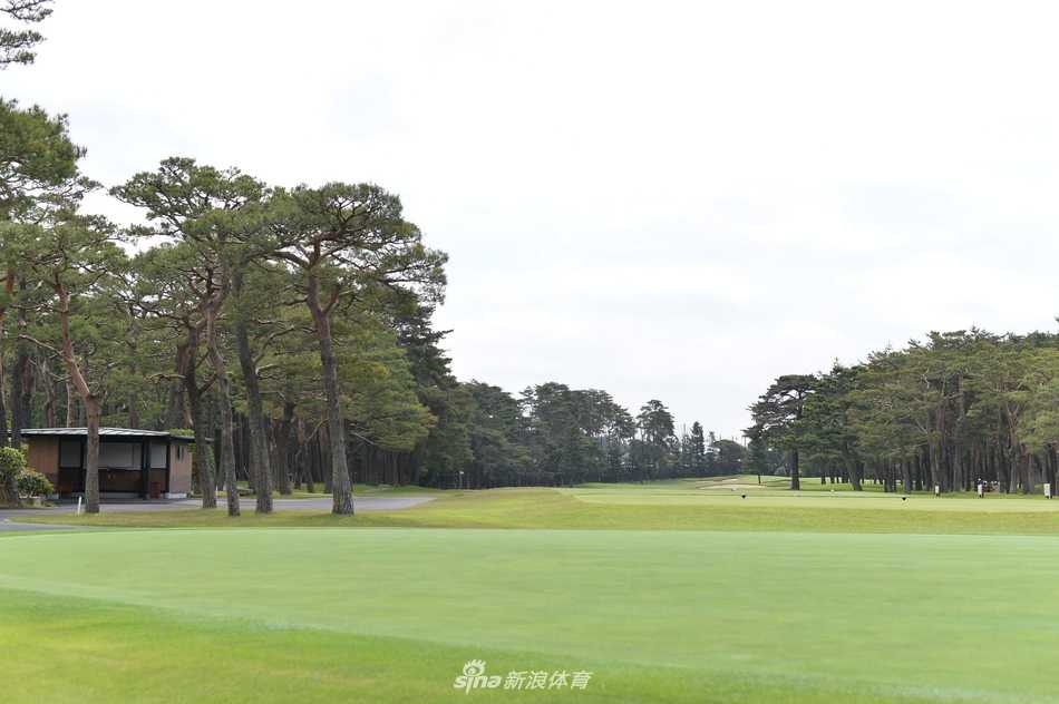 球场巡礼:日本茨城高尔夫俱乐部,大满贯的荣耀殿堂 西球场宁静的池塘倒映着蓝天白云,水障碍不仅是视觉焦点,更是球手每一次挥杆前必须冷静权衡的战略核心。