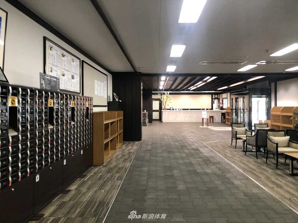 球场巡礼:日本茨城高尔夫俱乐部,大满贯的荣耀殿堂 清晨的第一缕阳光洒向出发站,高尔夫球车整齐列队,静谧中蕴含着大赛日的激动与期待,梦想即将从这里启程。