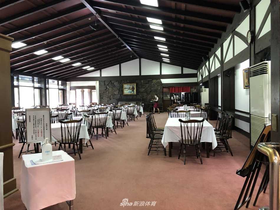 会所建筑在绿茵尽头矗立，传统日式风格与现代功能完美结合，是球员激烈比拼后休憩放松、回味赛事的港湾。