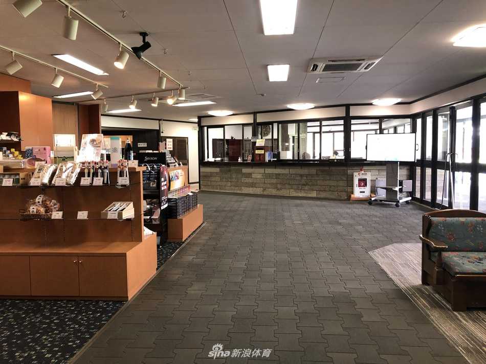 球场巡礼:日本茨城高尔夫俱乐部,大满贯的荣耀殿堂 黄昏时分,最后一组球员的身影被拉长,他们与球童行走在空旷的球道上,画面凝固了比赛结束后那份混合着疲惫与满足的独特宁静。