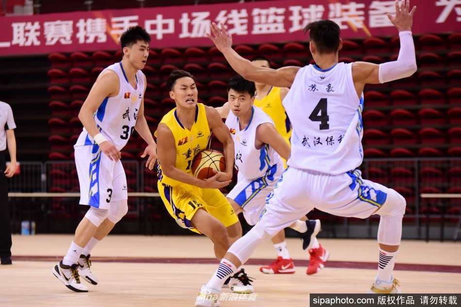 苏海强运球快速突破重庆队的防线，眼神坚毅地望向篮筐，准备进行一次势在必得的切入上篮。