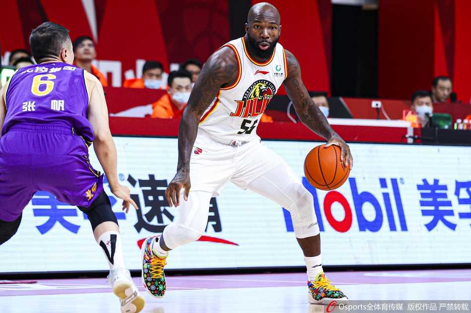 琼斯王者归来,东北虎主场捕鼠!吉林九台农商银行109-101力克北京紫禁勇士 多米尼克·琼斯在多名北控球员围堵下强行突破,他肌肉紧绷,眼神坚毅,如一辆重型战车般碾向禁区,完美诠释了王者归来的霸气。