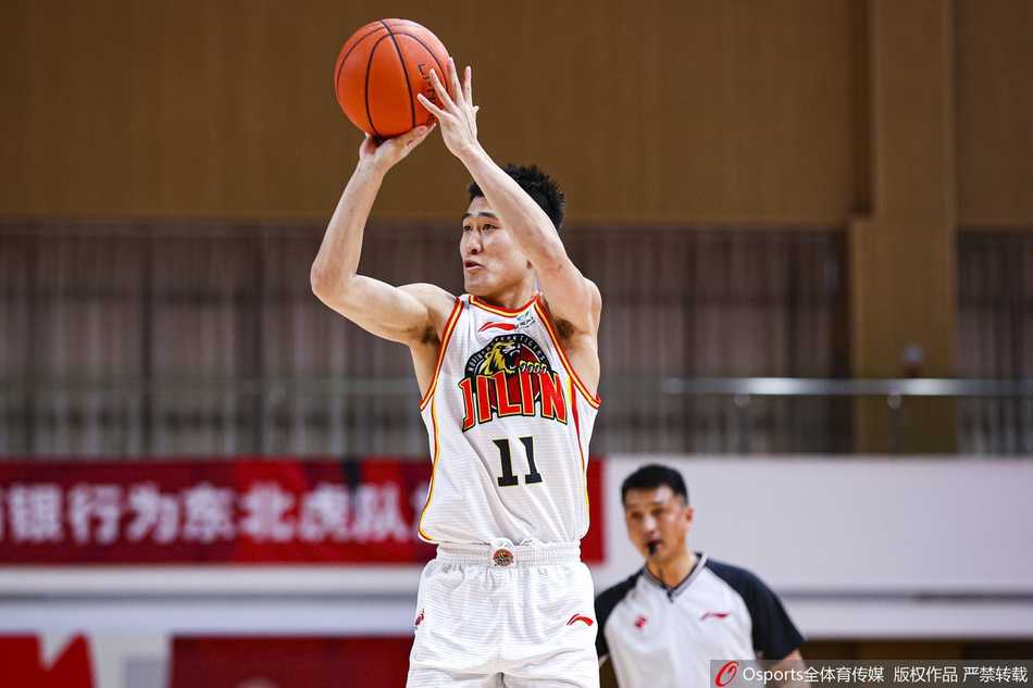 琼斯王者归来,东北虎主场捕鼠!吉林九台农商银行109-101力克北京紫禁勇士 吉林核心琼斯在防守端高高跃起,用一记惊天动地的排球大帽,将北控球员的上篮狠狠扇出界外,篮球与手掌撞击的瞬间,仿佛能听到肌肉碰撞的力量之声。