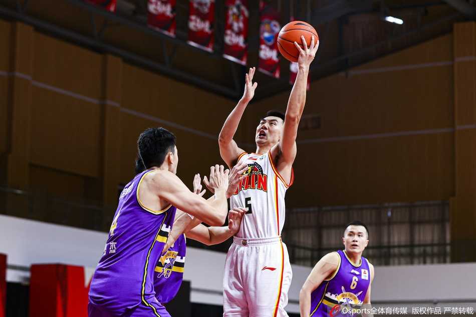 琼斯王者归来,东北虎主场捕鼠!吉林九台农商银行109-101力克北京紫禁勇士 吉林队射手姜伟泽刚过半场就接到队友传球,面对扑防而来的北控球员,他毫不犹豫地高高跃起,皮球在空中划出一道美丽的彩虹,直穿网心,现场仿佛响起了篮球入网那清脆的‘唰’声。