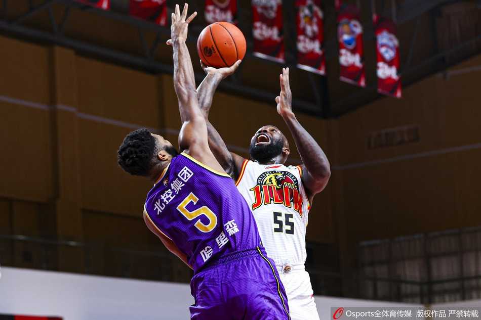 琼斯王者归来,东北虎主场捕鼠!吉林九台农商银行109-101力克北京紫禁勇士 北控球员约瑟夫-杨在琼斯的紧逼防守下艰难控球,两人目光交汇,火星四溅,肌肉的碰撞与意志的较量在这一刻展现得淋漓尽致。